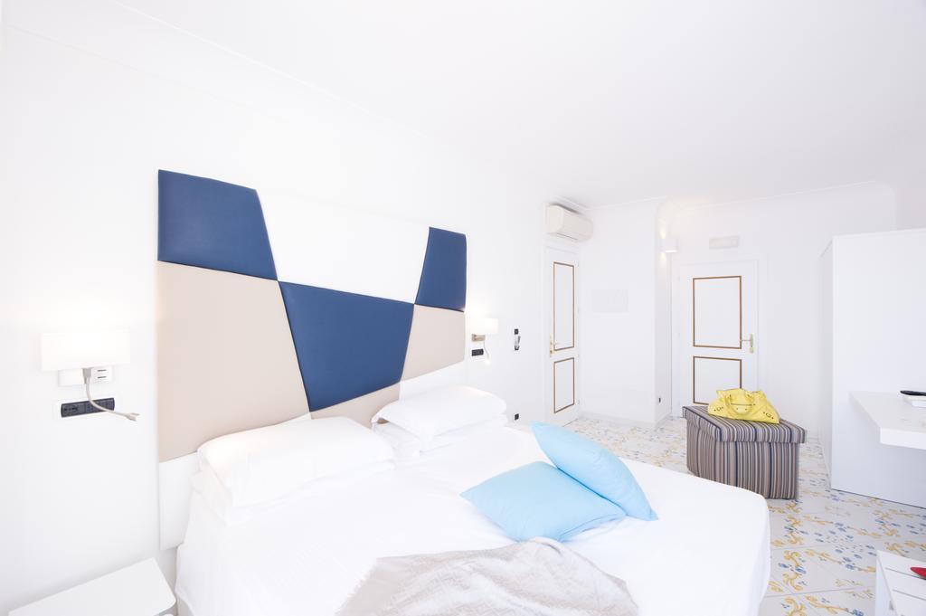 Deluxe Double Room with Sea View,442742349:JPEG